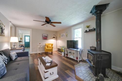 Charming Waynesville Cottage Less Than 2 Mi to Main St in Waynesville, USA