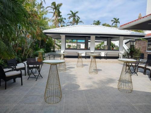 Bar/ Salón, The Great House Inn in Belice