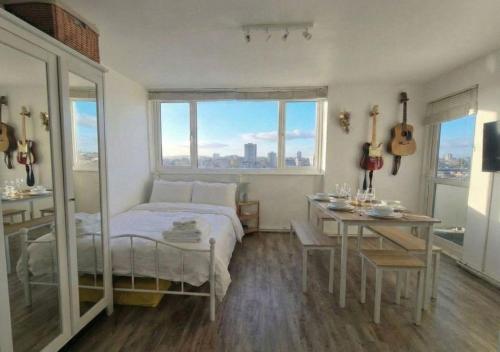 Dreamy Shoreditch Flat w/ Views in Old St (Zone 1), Londýn