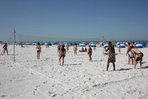 6B Crescent Beach Club - image 2