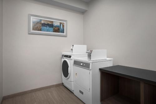 Holiday Inn Express Fargo - West Acres an IHG Hotel - image 27