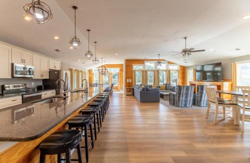 Angels' Abode - Corolla Village, 900 Ft to Beach Access, Elevator, Pool, Tiki Bar, Rec Room, Pool Ta in โคโรลลา (NC)