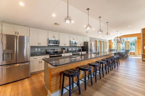 Angels' Abode - Corolla Village, 900 Ft to Beach Access, Elevator, Pool, Tiki Bar, Rec Room, Pool Ta in โคโรลลา (NC)