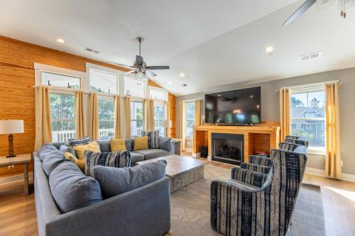 Angels' Abode - Corolla Village, 900 Ft to Beach Access, Elevator, Pool, Tiki Bar, Rec Room, Pool Ta in โคโรลลา (NC)