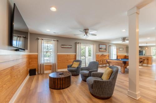 Angels' Abode - Corolla Village, 900 Ft to Beach Access, Elevator, Pool, Tiki Bar, Rec Room, Pool Ta in โคโรลลา (NC)