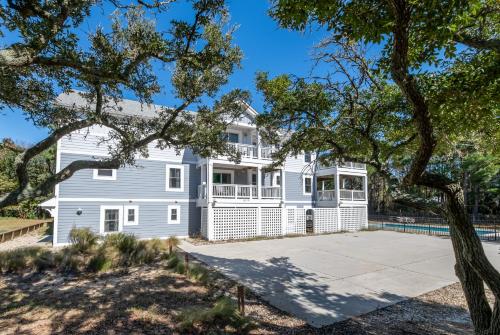 Angels' Abode - Corolla Village, 900 Ft to Beach Access, Elevator, Pool, Tiki Bar, Rec Room, Pool Ta in โคโรลลา (NC)