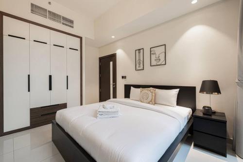 Stylish pool view 1BR in Barsha South sleeps 5 - image 12