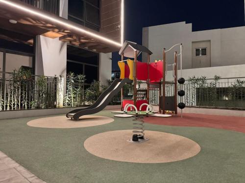 Stylish pool view 1BR in Barsha South sleeps 5 - image 3
