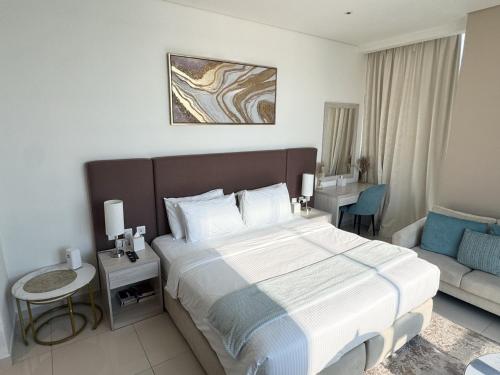 Luxury studio with beach and pool access. - image 12