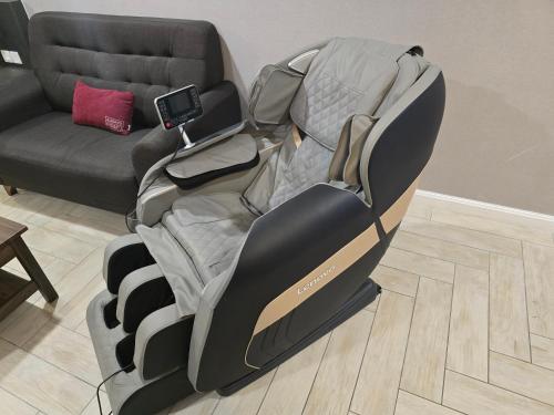 Free massage chair Netflix & PS4 (Muslim friendly) - Empire City Damansara Homestay by Lax My Homes - image 5
