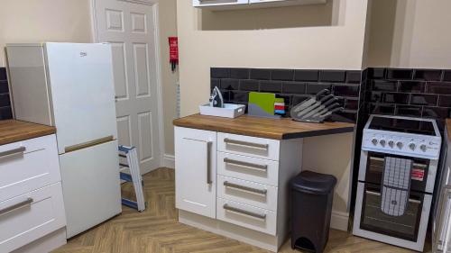 מטבח, 2 Bed House Sleeps 3 - Wifi - Free Parking in ברנסלי