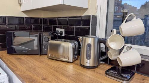 מטבח, 2 Bed House Sleeps 3 - Wifi - Free Parking in ברנסלי