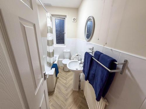 מקלחת, 2 Bed House Sleeps 3 - Wifi - Free Parking in ברנסלי