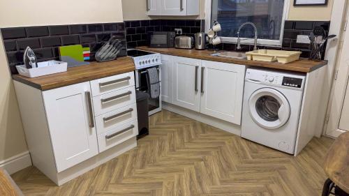 מטבח, 2 Bed House Sleeps 3 - Wifi - Free Parking in ברנסלי