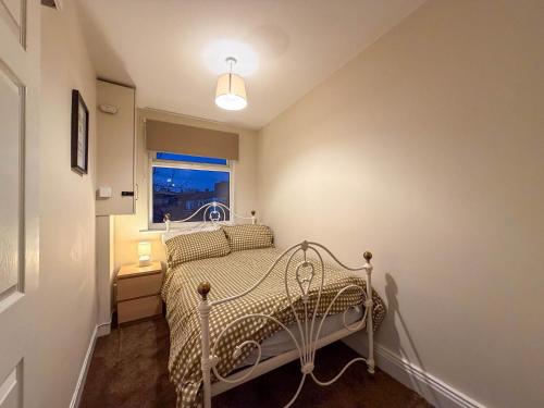 2 Bed House Sleeps 3 - Wifi - Free Parking in ברנסלי