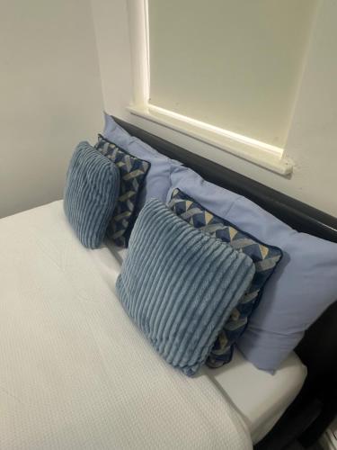 Small cozy private bedroom zone1 3