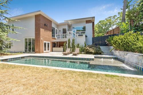 Luxe Modern 4 bdrm45bath w Private poolSleeps 8 in Lindridge-Martin Manor