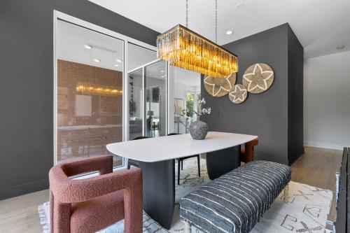Luxe Modern 4 bdrm45bath w Private poolSleeps 8 in Lindridge-Martin Manor