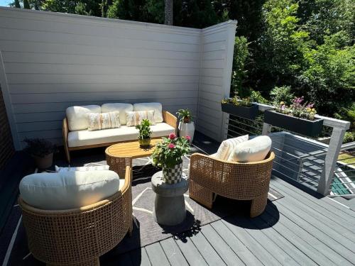 Luxe Modern 4 bdrm45bath w Private poolSleeps 8 in Lindridge-Martin Manor