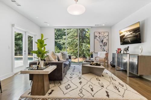Luxe Modern 4 bdrm45bath w Private poolSleeps 8 in Lindridge-Martin Manor