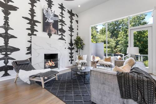 Luxe Modern 4 bdrm45bath w Private poolSleeps 8 in Lindridge-Martin Manor
