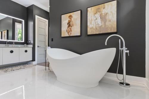 Luxe Modern 4 bdrm45bath w Private poolSleeps 8 in Lindridge-Martin Manor