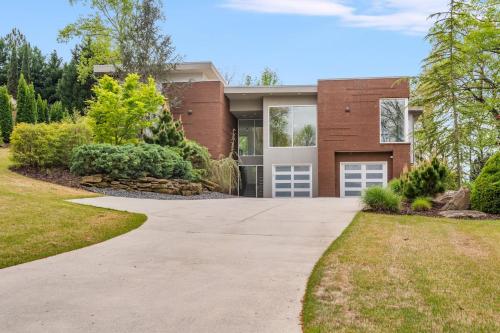 Luxe Modern 4 bdrm45bath w Private poolSleeps 8 in Lindridge-Martin Manor