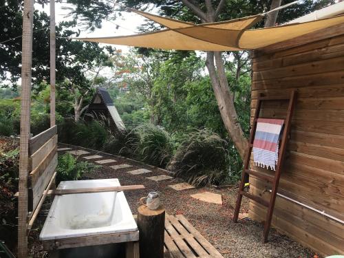 Ropes Retreat- Eco Cabin in เดอะโบกัส
