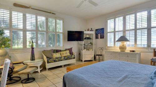 Trumans Hideaway by AvantStay Great Location w Patio Outdoor Dining BBQ Shared Pool Week Long Stays in Key West, USA