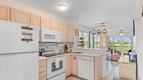 Coral Breeze by AvantStay Close to Beach w Balcony Shared Pool Month Long Stays Only in Stock Island, USA