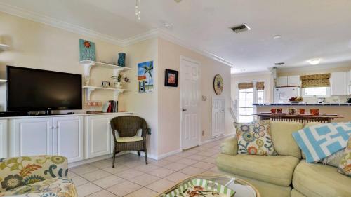 Breezy Bungalow by AvantStay Close 2 Zachary Taylor State Park Beach w Shared Pool Week Long Stays in Key West, USA
