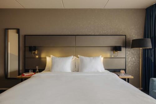 1 queen bed, 1 sofa bed