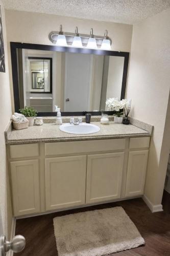 Modern Comfort Stay ,Relax and Recharge in Carrollton