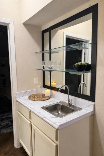 Modern Comfort Stay ,Relax and Recharge in Carrollton