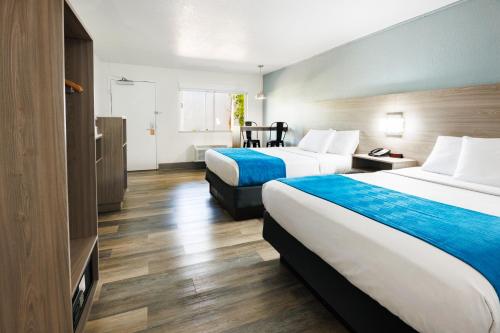 2 queen beds