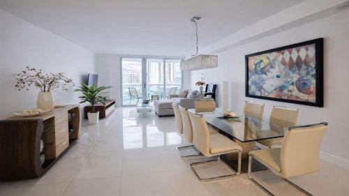 Vista al mar, piscina y cochera en Sunny Isles – khách sạn tại Golden Beach