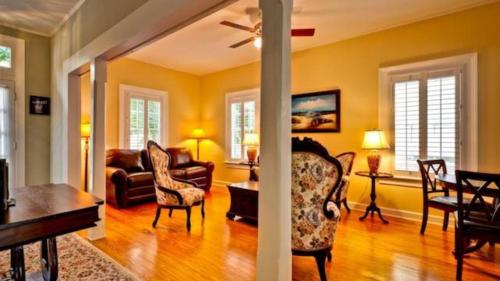 Casa de Rosalie by AvantStay Great Location w Pool BBQ Outdoor Dining Month Long Stays Only in Key West, USA
