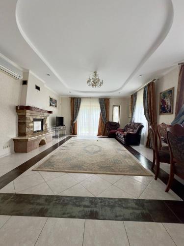 Koplietošanas atpūtas telpa ar TV, Villa Trypill in Trypillya