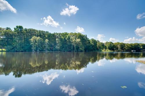 Peaceful Dunnellon River Abode with Balcony and Docks! in Dunnellon, USA