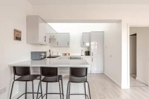 Facilities, Stylish 2 Bedroom Apartment in Liverpool - Gateacre Village - Free Parking in Halewood