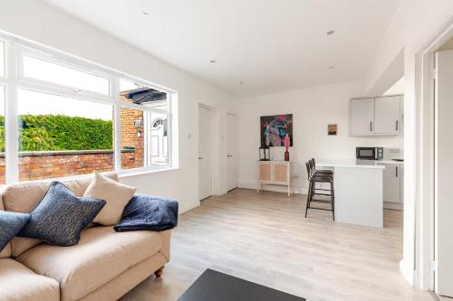 Stylish 2 Bedroom Apartment in Liverpool - Gateacre Village - Free Parking in Halewood