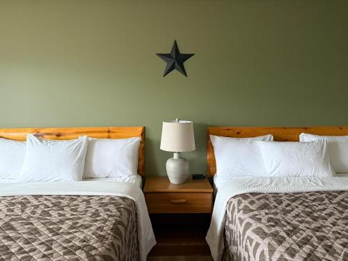 4 queen beds