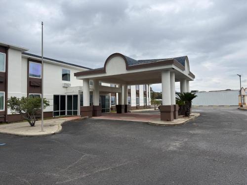 A szálláshely kívülről, Regency Inn & Suites in Milton (Florida)