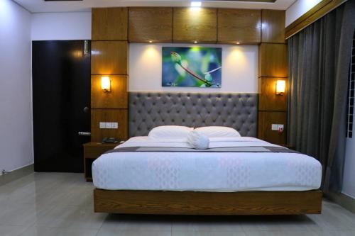 . Sky Lawn Hotel, Restaurant & Conference Center