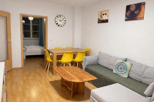 Stötteritz Holiday Apartment - 3 Rooms - 6 People - 5 beds - Balcony - Great public transport 11 minutes to the city, Лейпциг
