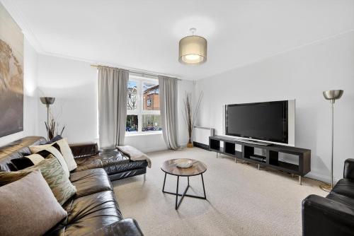 The Wharf Cardiff Bay - 3BR Apartment with Private Parking Sleep up to 6 - Fast Wifi – khách sạn tại Butetown / Grangetown
