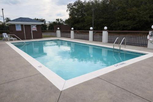 Úszómedence, Regency Inn & Suites in Milton (Florida)