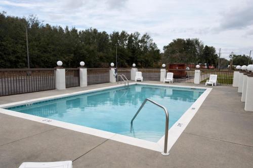 Úszómedence, Regency Inn & Suites in Milton (Florida)