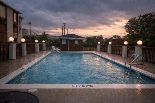 Úszómedence, Regency Inn & Suites in Milton (Florida)