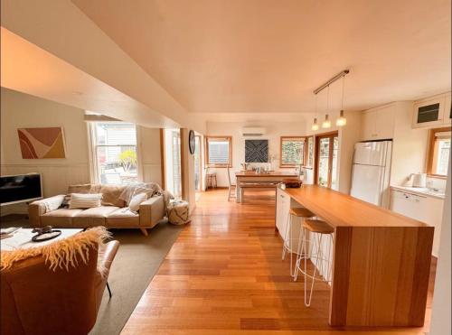 Best Location in Hobart! Luxury 4 bedroom with stunning views – khách sạn tại Glebe
